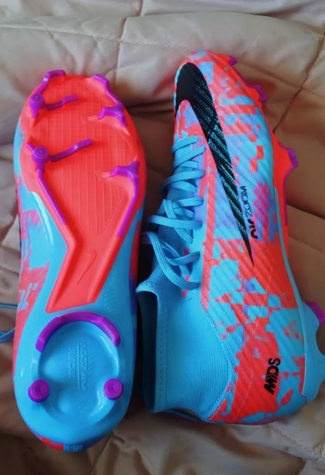 Bright Soccer Cleats, Soccer Cleats Aesthetic, Cute Soccer Cleats, Custom Football Cleats, Womens Soccer Cleats, Cool Football Boots, Best Soccer Cleats, Best Soccer Shoes, Rugby Boots