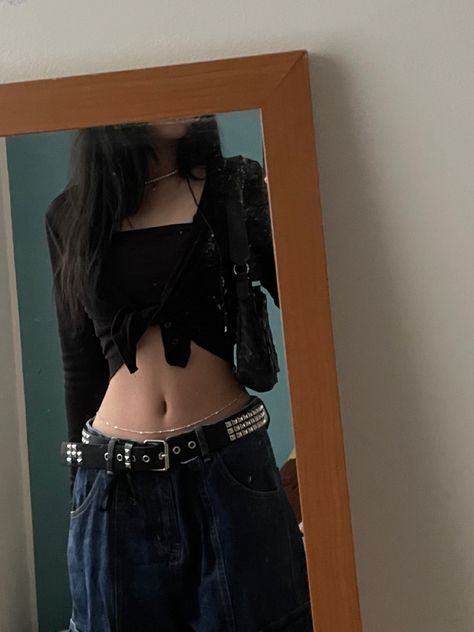 Grunge Outfits Girl, Studded Belt Outfit, Blue Baggy Pants, Black Haired Girl, Mode Hippie, Studded Belt, Baggy Pants, Black Mini Skirt, Really Cute Outfits