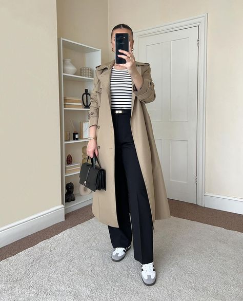 Trench Coat Formal Outfit, Sand Coat Outfit, Fall Outfits Adidas Samba, Cold Morning Outfit, Trench Coat Outfit Work, French Coat Outfits, Outfits Con Saco Beige, Rain Work Outfit, Beige Wool Coat Outfits