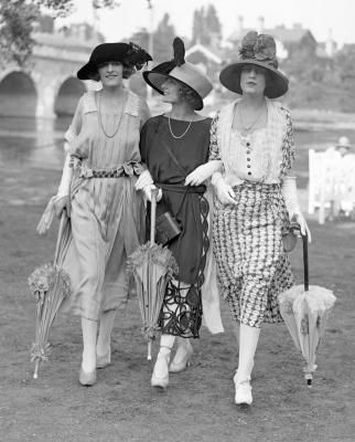 Royal Ascot, June 1921 Women In Dresses, Style Année 20, Glamour Vintage, 1920 Fashion, Three Women, Look Retro, 20s Fashion, Fair Lady, Retro Mode