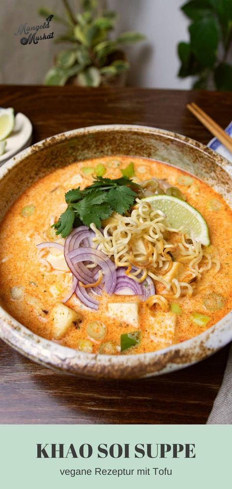 Khao Soi ist meine absolute Lieblingssuppe! Sie hat alles, was ich liebe: Leichte Schärfe durch die Curry-Paste, eine cremige, reichhaltige Konsistenz durch Kokosmilch, Nudeln (finde ich immer super), was mit Crunch (frittierte Nudeln), zarten Tofu und reichlich frischen Koriander – einfach nur lecker! Khao Soi, Thai Noodles, Work Meals, Thai Curry, Healthy Lunch, Noodles, Asian Recipes, Vegan Recipes