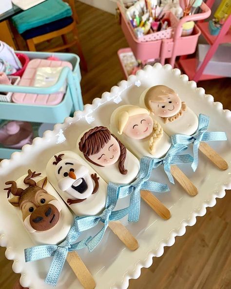 Frozen Theme Cake Pops, Frozen Cake Pops, Holiday Cake Pop, Frozen Birthday Party Cake, Frozen Themed Birthday Cake, Popsicles Cake, Olaf Cake, Bolo Frozen, Frozen Party Decorations