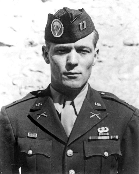 Richard Winters Richard Winters Band Of Brothers, Winters Band Of Brothers, Richard Winters, 1940s Aesthetic, Easy Company, Corset Training, Ww2 History, Military Pictures, Band Of Brothers