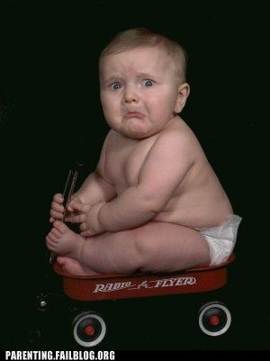 Ahhhh! His face! If this doesn't make you laugh, I don't know what will! Funny Baby Pictures, Awkward Family Photos, Red Wagon, Moon Photography, Poor Children, We Are The World, 웃긴 사진, Baby Portraits, E Card