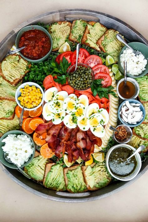 This EPIC Avocado Toast Board is a delicious weekend breakfast to serve! Or, make it for lunch! Lunch is also casual and serving “boards” is a cozy way to bring people together. Snack Platter Ideas, Toast Board, Thanksgiving Snacks, Platter Ideas, Thanksgiving Dinner Party, Fingerfood Party, Snack Platter, Party Food Platters, Photo Food