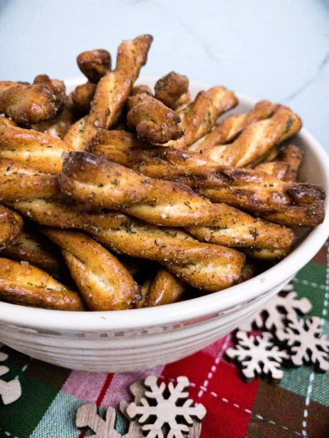 Seasoned Pretzels With Popcorn Oil, Ranch Dill Pretzels, Ranch Pretzels Hidden Valley, Ranch Pretzel Recipes, Ranch Seasoned Pretzels, Garlic Ranch Pretzels, Munchie Snacks, Hidden Valley Ranch Recipes, Spiced Pretzels