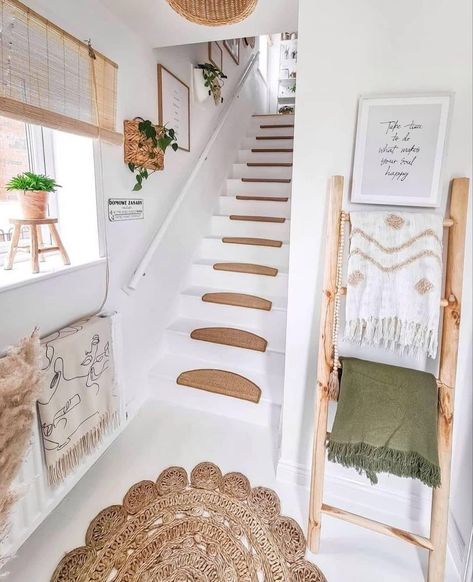 Eclectic Pillows, Cozy Eclectic Living Room, Cozy Scandinavian Living Room, Glam Apartment Decor, Vintage Apartment Decor, Vintage Apartment, Boho Inspo, Staircase Decor