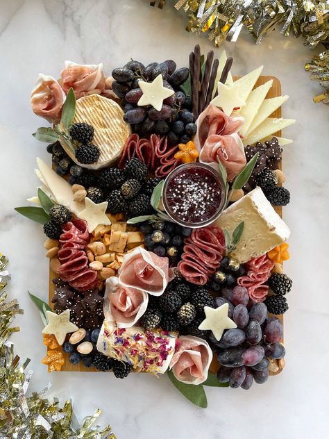 Nye Party Platters, Star Charcuterie Board Ideas, Nye Cheese Board, New Year’s Eve Cheese Board, New Years Grazing Board, Nye Snack Board, Nye Graze Board, New Year Cheese Board, Nye Platters