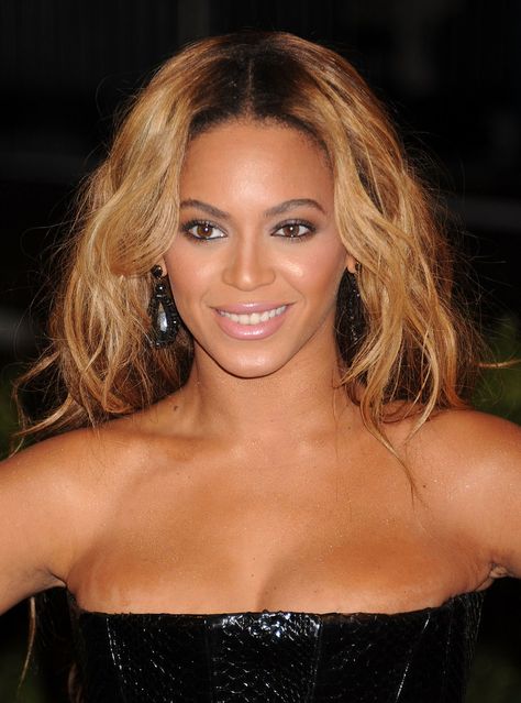 May 2013 Beyonce 2013, Beyonce Hair, Beyonce Fans, Blue Ivy Carter, Pixie Crop, Red Carpet Beauty, Met Ball, British Fashion Awards, Beyoncé Giselle Knowles-carter