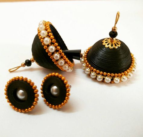 Fully Indian traditional and light weighted jhukma combo (stud + jhumka) made… Diy Indian Earrings, Quilling Earrings Jhumkas, Traditional Jhumka, Silk Thread Earrings Designs, Quilling Necklace, Paper Quilling Earrings, Silk Thread Bangles Design, Paper Quilling Tutorial, Paper Jewellery