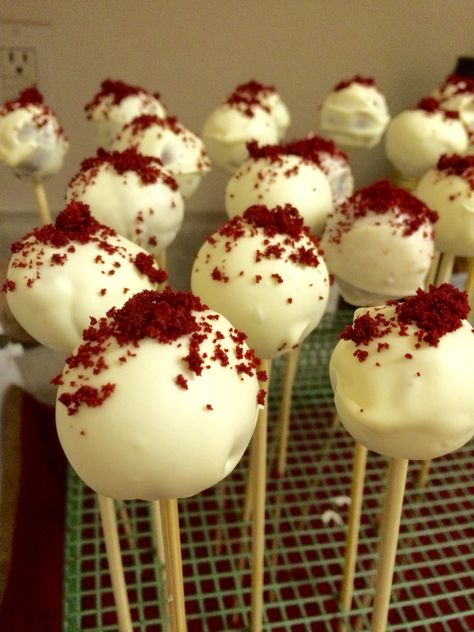 Red Velvet Cake Pops Red Velvet Cake Wedding, Cake Pops Recipe Red Velvet, Cake Pops Aesthetic, Wedding Cakes Red Velvet, Red Velvet Cake Aesthetic, Red Cake Pops With Gold, Easy Red Velvet Cake Pops, Red Velvet Pop Cake, Wedding Red Velvet Cake