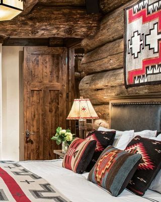 Log Home Bedroom, Log Cabin Bedroom, Lodge Bedroom, Home Bedroom Design, Cabin Interior Design, Log Cabin Interior, Cabin Bedroom, Log Cabin Decor, Cabin Interiors