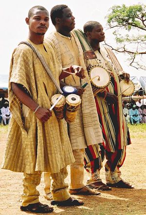 National dress of Nigeria. Colorful clothing of Nigerian tribes - Nationalclothing.org Nigerian Tribes, Ghana Empire, Talking Drums, Nigerian Culture, African Life, African Drum, Yoruba People, Afrikaanse Kunst, Eco Print