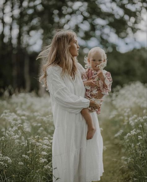 Motherhood Session Outdoor, Bohemian Family Photoshoot, Outdoor Family Photoshoot, Motherhood Session, Motherhood Photos, Mother Baby Photography, Mommy And Me Photo Shoot, Family Photoshoot Poses, Baby Shoot