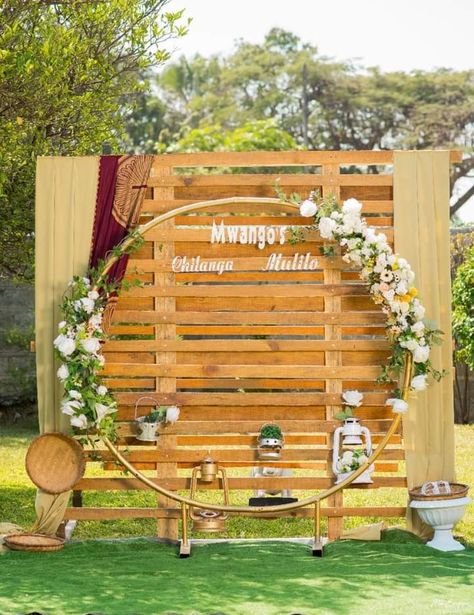 Pallet photobooth Photo Booth Backdrop Wedding Outdoor, Chilanga Mulilo Photo Booth, Pallet Photo Booth, African Backdrop, Chilanga Mulilo, Wedding Table Layouts, Blue Wedding Decorations, Photo Booth Backdrop Wedding, Garland Wedding Decor