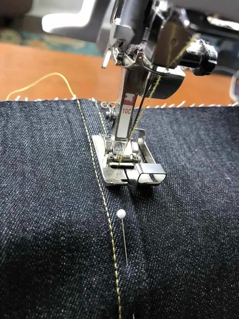 Sewing Seams, Flat Felled Seam, Sewing Machine Basics, Sewing Machine Feet, Sewing Tutorials Clothes, Sew Ins, Costura Diy, Couture Sewing Techniques, Couture Sewing