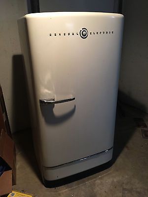 1940s GENERAL ELECTRIC FRIDGE Antique Vintage GE Refrigerator/Freezer Pristine!  | Collectibles, Kitchen & Home, Large Appliances | eBay! Fridge Vintage, Antique Appliances, Toy Fridge, Mud Room Organization, 1950’s Kitchen, General Electric Refrigerator, Electric Refrigerator, Barbecue Machine, Freezer Ideas