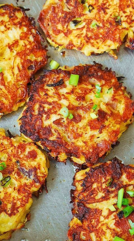 Bacon Spaghetti Squash Fritters with Parmesan cheese (with chopped green onions on top) Bacon Spaghetti Squash, Spaghetti Squash Fritters, Bacon Spaghetti, Squash Cakes, Squash Fritters, Tarte Vegan, Spaghetti Squash Recipes, 21 Day Fix Meals, Fritter Recipes