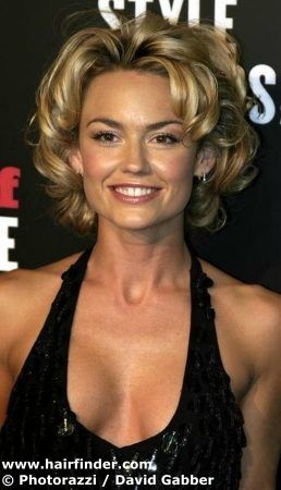 Such a cute haircut!  Very Marilyn. Short Hairdo, Kelly Carlson, Curly Short Hair, Short Celebrities, Celebrity Short Hair, Short Shaggy Haircuts, Shaggy Haircuts, Curly Short, Short Hairdos