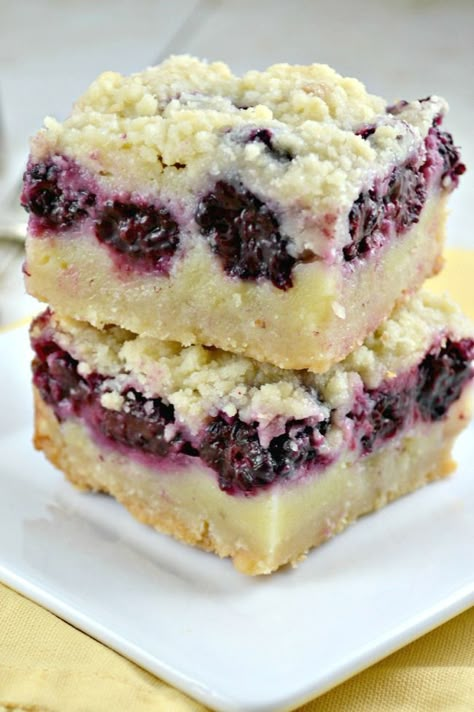 Blackberry Pie Bars--buttery shortbread crust, a creamy custard like filling, chock-full of delicious blackberries and a shortbread crumble topping! Shortbread Crumble, Blackberry Pie Bars, Squares Recipes, Crumb Bars, Blackberry Pie, Blackberry Recipes, Torte Cupcake, Pie Bars, Shortbread Crust