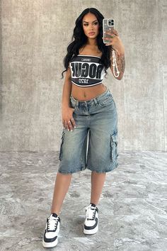 Bermuda Shorts Outfit Black Women, Baggy Denim Shorts Outfit, Baggy Shorts Outfits Women, Outfits Con Bermudas, Latina Streetwear, Baggy Shorts Outfit Street Styles, Big Shorts Outfit, Boy Shorts Outfit Women, Casual Outfits Girl