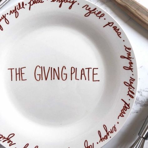 This Dollar Tree Giving Plate is an affordable and easy Thanksgiving inspired craft. The Giving Plate is a classic gift that keeps on giving to loved ones. #givingplate #gift #printable #freeprintable #holiday #dollartree #passion4savings #affordable #deal #easy #craft #diy The Giving Plate, Kid Friendly Thanksgiving, Thanksgiving Platter, Giving Plate, Thankful Tree, The Giving Tree, Plates Diy, Sharpie Marker, Gift Printable