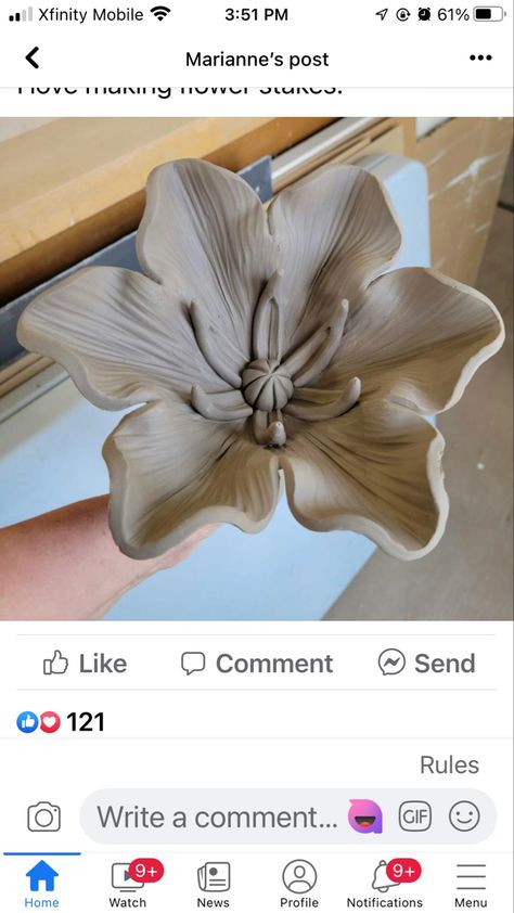 Ceramic Flowers How To Make, Flower Clay Art, Flower Ceramics, Flowers Pottery, Art Coquillage, Ceramic Art Sculpture, Sculpture Art Clay, Pottery Handbuilding, Tanah Liat