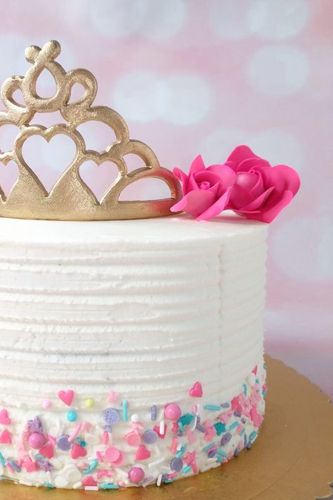 Princess Cake With Tiara, Princess Crown Birthday Cake, Diy Princess Cake Easy, Easy Princess Birthday Cake, Princess Birthday Cake Ideas Simple, Princess Drip Cake, Royal Fiveness Birthday Cake, Diy Princess Birthday Cake, Princess Tea Party Birthday Cake