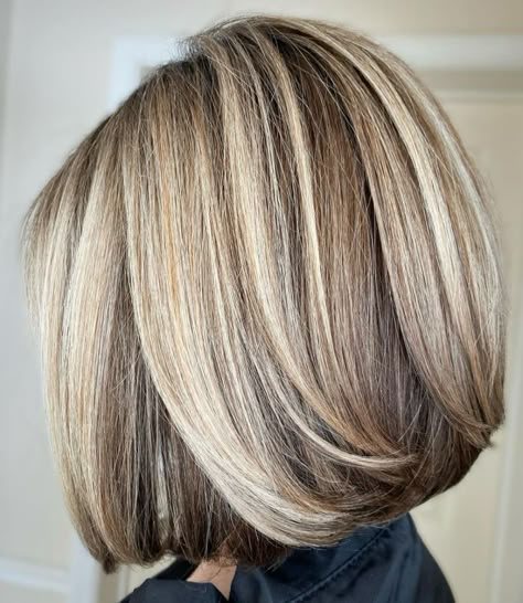 Short Brown Hair With Blonde Highlights, Short Blue Hair, Short Brunette Hair, Kort Bob, Short Hair Highlights, Hair Highlights And Lowlights, Chic Short Hair, Short Dark Hair, Short Brown Hair