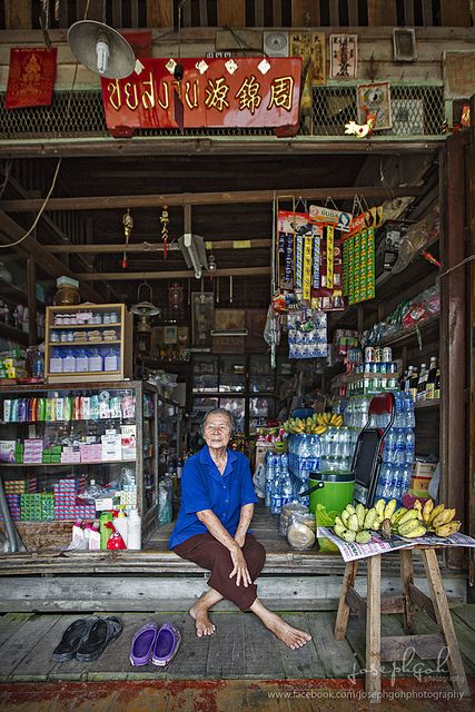 Floating Market Thailand, Asia Travel Outfit, Floating Market, Asian Street Food, Environmental Portraits, Travel Clothes, Koh Tao, Shop Owner, Urban Sketching