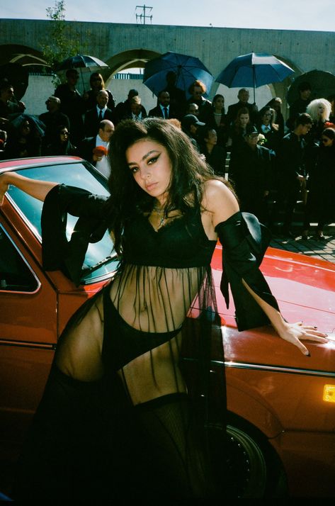 Charli Xcx Good Ones, Charli Xcx Photoshoot, Charli Xcx Wallpaper, Charli Xcx Aesthetic, Women In Music, Charli Xcx, Love Light, Famous Women, Female Singers