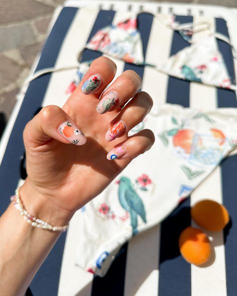 Pink look & holiday dump with : - Favorite breakfast view 💘 - Amazing nails matching my bikini 💅 - Favorite summer activity 📖 - Best beach at the lake (Lido Azzurro in Toscolano-Maderno)🌊 - Necklaces I’m wearing on repeat ✨ - Vespas everywhere 🛵 • • • • #europeansummer #summeroutfitideas #summeroutfitinspo #popofpink #lagodigarda #lacdegarde #frenchgirlaesthetic #summervibes #italiansummer French Girl Aesthetic, Italian Summer, European Summer, Summer Activities, Fun Nails, Summer Vibes, Photography Inspiration, Summer Outfits, Pink