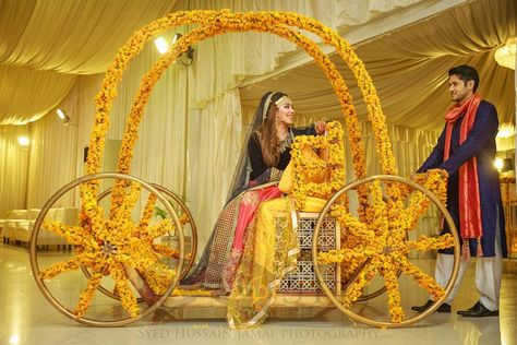 Bride's mehndi entrance Mehndi Bride Entry Ideas, Mehndi Entrance Ideas, Mehndi Entrance, Bride Entry Ideas, Bride Entrance Songs, Bride Entrance, Mehndi Bride, Pakistan Wedding, Bride Entry