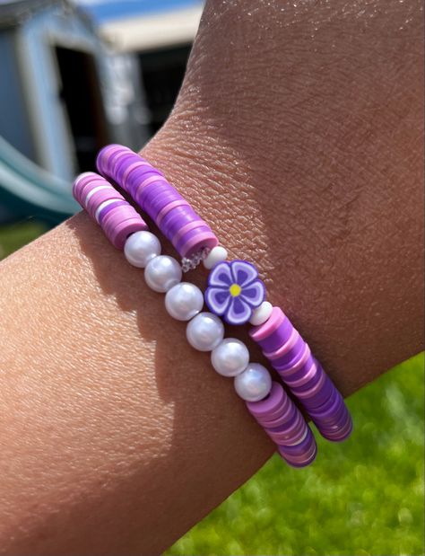 Purple Bracelet Clay Beads, Clay Braclets Idea, Purple Clay Bead Bracelet, Clay Bead Bracelet Set, Iris Cabin, Ideas Para Hacer Pulseras, Bracelet Preppy, Gouache Painting Ideas, Preppy Purple