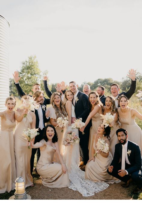 Wedding Pictures Light And Airy, Classic Wedding Bridal Party, Fun Group Wedding Photos, 9 Bridesmaids Photography, Whole Bridal Party Photos, Large Wedding Party Photos Group Shots, Fun Bridal Party Photos Group Shots, Fun Family Wedding Photos, Backyard Wedding Photo Ideas