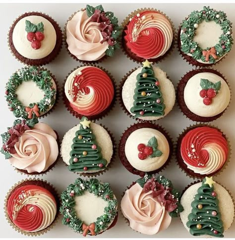 Christmas Red Velvet Cupcakes, Decorated Christmas Cupcakes, National Cupcake Day, Winter Cupcakes, Baking Together, Christmas Cupcakes Recipes, Easy Christmas Cake Recipe, Christmas Cupcakes Decoration, Christmas Themed Cake