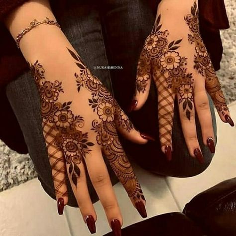 Floral Henna Designs, Tato Henna, Finger Henna Designs, Eid Mehndi Designs, Henna Tattoo Hand, Henna Tattoo Designs Hand, Henna Art Designs, Latest Henna Designs, Pretty Henna Designs