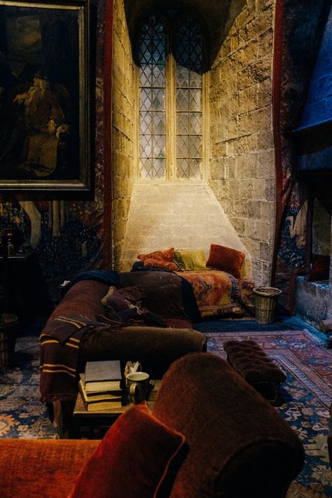 Harry Potter Room Ideas Bedrooms, Gryffindor Dorm Room, Harry Potter Bedroom Aesthetic, Photos Of Harry Potter, Harry Potter Dorm Room, Harry Potter Dorm, Gryffindor Room, Harry Potter Photos, Hogwarts Common Rooms