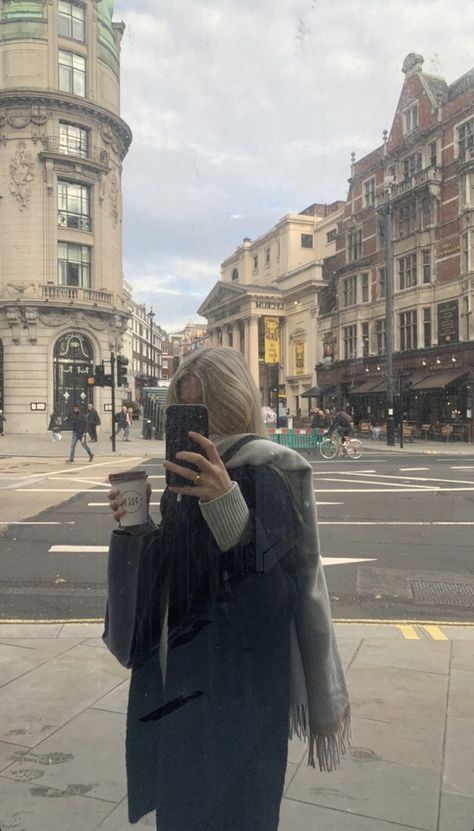 London Instagram Pictures, London Girl Aesthetic, London Photo Ideas, Winter London, Photoshoot London, London Tourist, Aesthetic London, London Girl, London Vibes