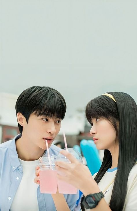 Lovely Runner Wallpaper, Couple Eating, Drama Wallpaper, Falling Slowly, Sun Jae, Korean Couple Photoshoot, Lovely Runner, Hye Yoon, Best Kdrama