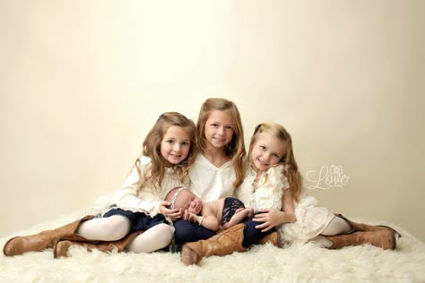 Photo inspiration Twin And Sibling Photography, Sister Picture Poses, Sisters Photography Poses, Brother Sister Photography, Grandkids Photography, Sibling Photography Newborn, Sibling Photography Poses, Sibling Photo Shoots, Sibling Pictures