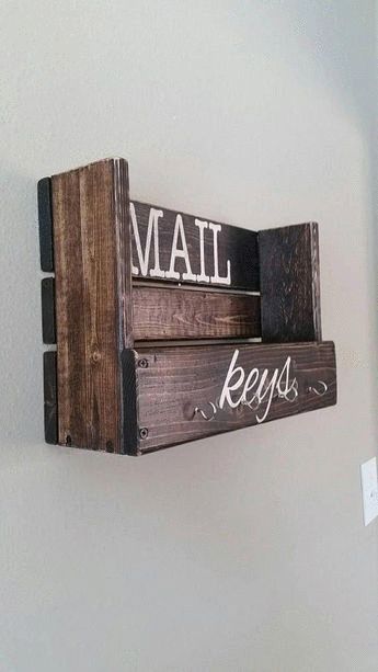 Diy Pallet Decoration, Mail Storage, Diy Wooden Projects, Pallet Decor, Wooden Pallet Projects, Recycled Pallets, Pallet Crafts, Diy Holz, Key Organizer