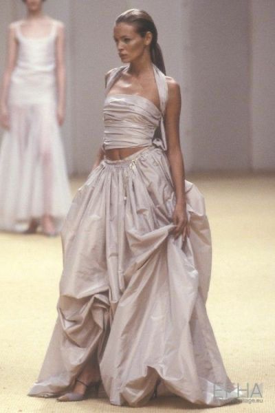 chanel ss1999 Jasmin Tookes, Runway Gowns, 90s Runway Fashion, Runway Fashion Couture, Vintage Runway, Runway Outfits, Doutzen Kroes, Taylor Hill, Gisele Bündchen