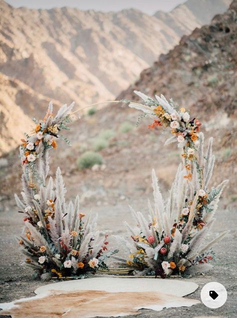 Unique Altar Wedding, Celestial Desert Wedding, Desert Wedding Altar, Bohemian Desert Wedding, Desert Wedding Arch Ideas, Desert Boho Wedding Decor, Summer Desert Wedding, Outdoor Desert Wedding Ideas, Desert Winter Wedding