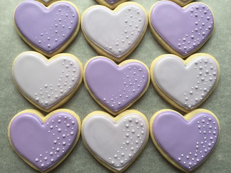 Wedding Cookies Lavender, Purple Cookies Aesthetic, Wedding Cookies Decorated Hearts, Pink And Purple Cookies, Purple Wedding Cookies Decorated, Purple And Gold Cookies, Lilac Cookies Decorated, Purple Royal Icing Cookies, Purple Bridal Shower Cookies