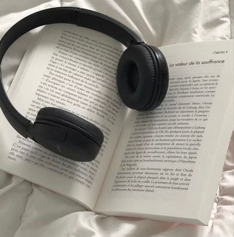 Book Tabs, Music Beats, Library Aesthetic, Book Instagram, Oddly Satisfying Videos, Music Aesthetic, Black And White Aesthetic, Satisfying Video, Simple Wallpapers