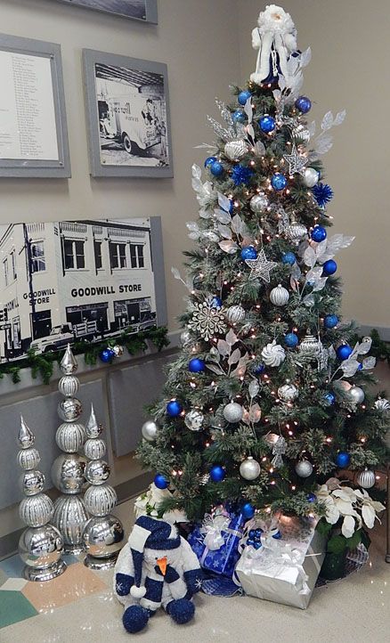 Christmas Foyer, Hanukkah Tree, Blue Christmas Tree Decorations, Christmas Tree Inspo, Christmas Cones, Blue Christmas Decor, Hanukkah Decorations, Blue Christmas Tree, Easy Diy Ideas