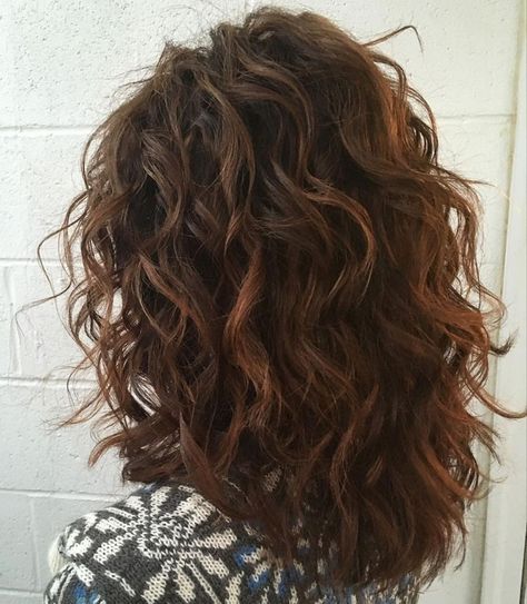 Layered Hair Medium Wavy Shoulder Length, Shorter Wavy Haircuts, Hair Cuts For Thick Wavy Hair Medium, Haircuts For Naturally Wavy Hair Long, Thick Wavy Curly Hair, Hair Change, Shoulder Length Curly Hair, Layered Curly Hair, Thick Wavy Hair