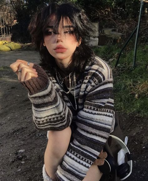 @yuprntae on ig Short Grunge Hair, Grunge Girl, Feb 8, Swaggy Outfits, Grunge Hair, Alternative Outfits, Attractive People, Really Cute Outfits, My Garden