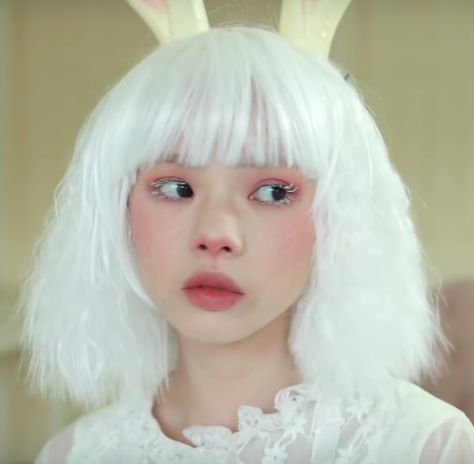 White Rabbit Makeup, Makeup Tutorial Halloween, Rabbit Makeup, White Rabbit Costumes, Alice In Wonderland Makeup, Bunny Makeup, Wonderland Makeup, White Rabbit Alice In Wonderland, Soft Grunge Hair